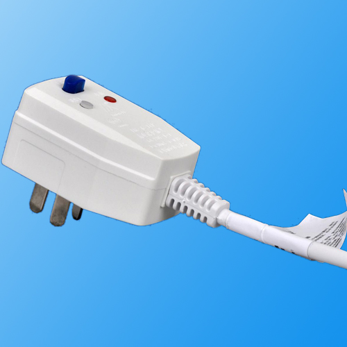 漏电保护插头的工作原理:当"地线回路(包括大地回路)中有"剩余电流