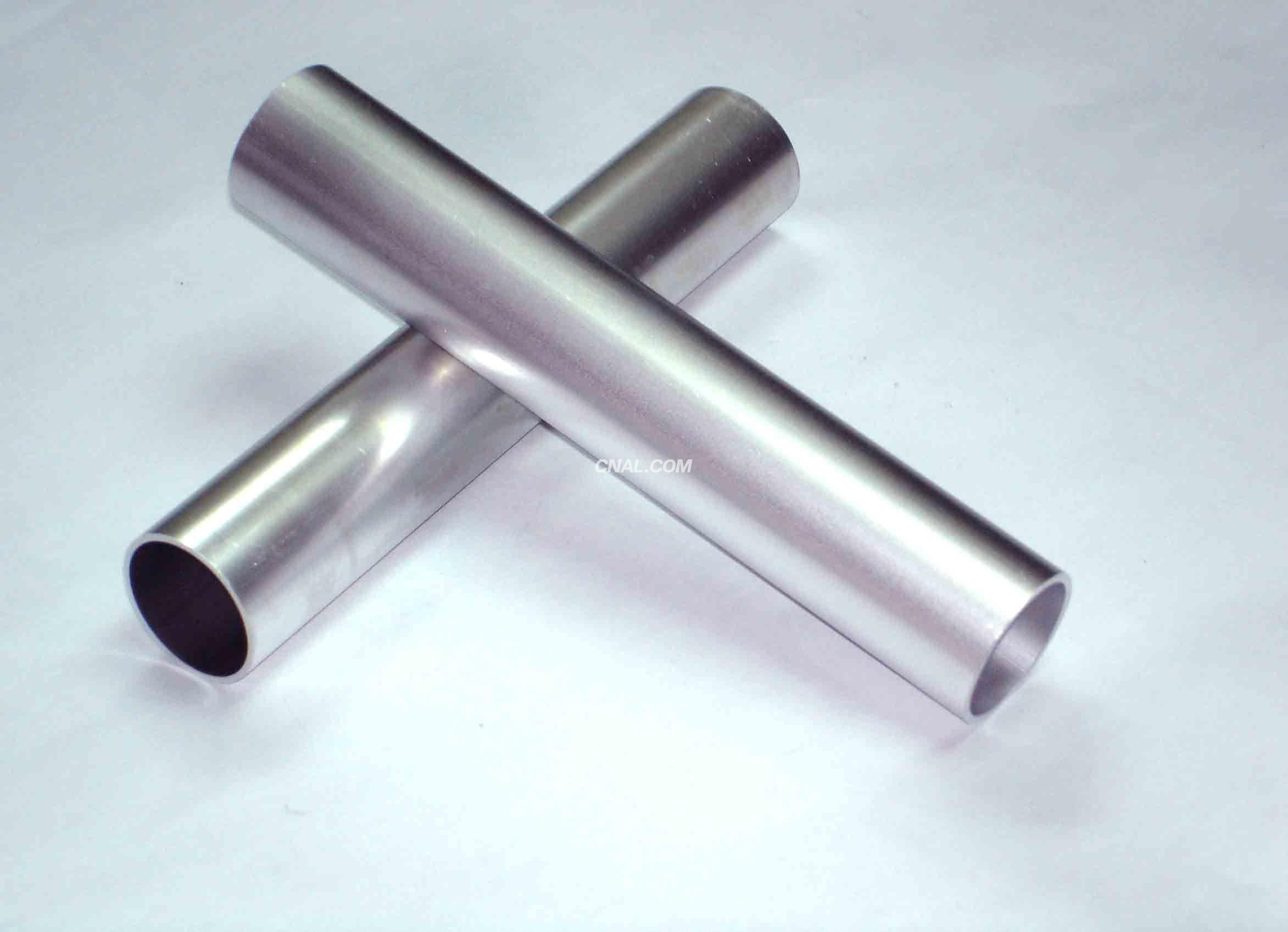 按厚度分:普通铝管和薄壁铝管    性能:耐腐蚀,重量轻.