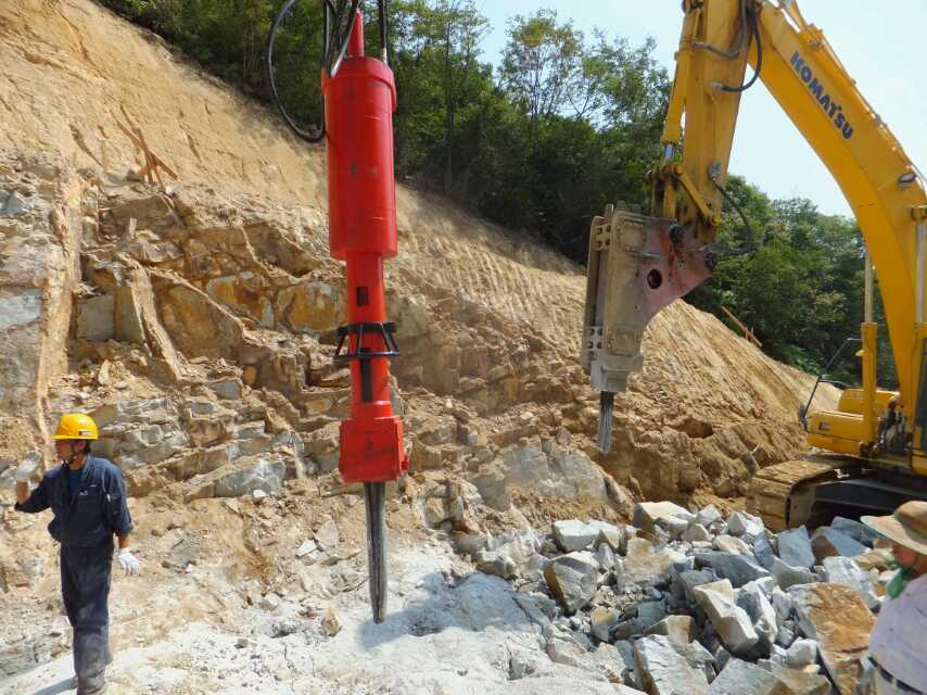 在城市建筑物下开凿地铁隧道时遇到巨大的岩石需要分裂,又不能使用*