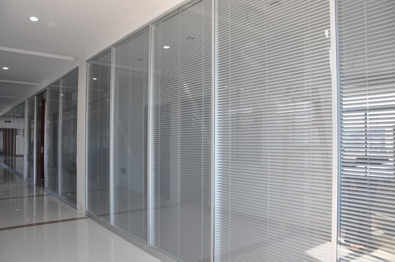 苏州办公室装修 80款双玻带百叶玻璃隔断 办公高隔间图片
